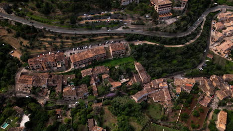 Vista-Aérea-Del-Pueblo-De-Deia-Con-Exuberante-Vegetación-En-Mallorca.