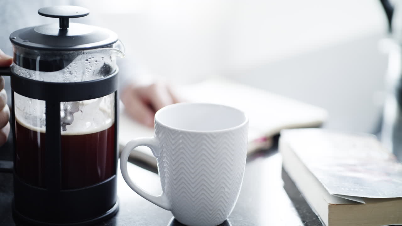 неузнаваемая женщина, наливающая кофе в чашку