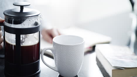 Eine-Nicht-Wiederzuerkennende-Frau,-Die-Kaffee-In-Eine-Tasse-Gießt