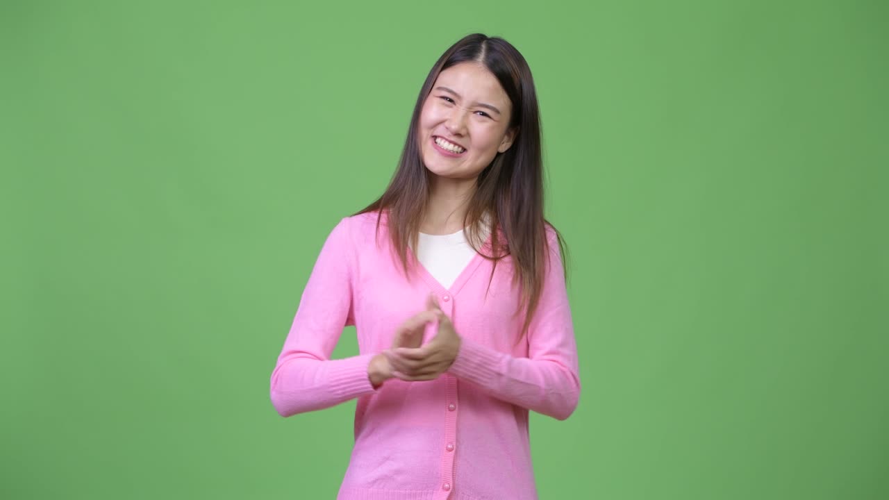 손을 박는 아름다운 젊은 아시아 여성