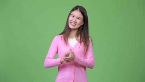 손을 박는 아름다운 젊은 아시아 여성