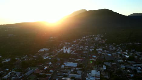 Hermoso-Amanecer-Sobre-La-Ciudad-Urbana-En-El-Salvador-En-América-Central