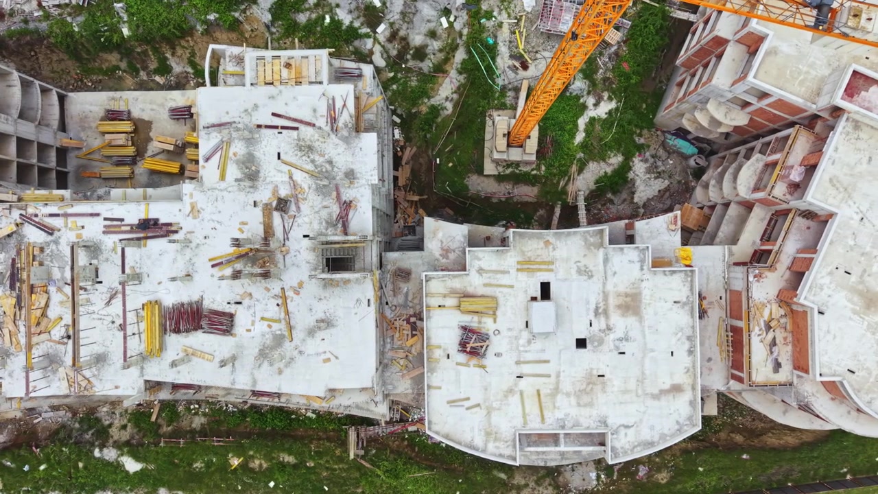 Cantiere con gru attive. Scena di costruzione attiva con macchinari e operai. Ambiente industriale vivido con attrezzature di sollevamento e materie prime