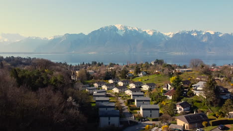 vuelo de drones sobre el lago leman desde el distrito de montreux, con la frontera francesa y apuntando a las montañas