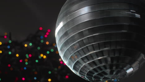 bola de discoteca de año nuevo y guirnaldas