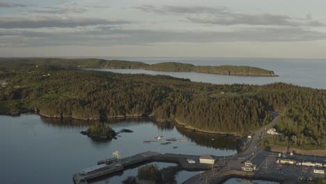 panorámica de derecha a izquierda de black&#39;s harbour bay con descarga de automóviles del ferry