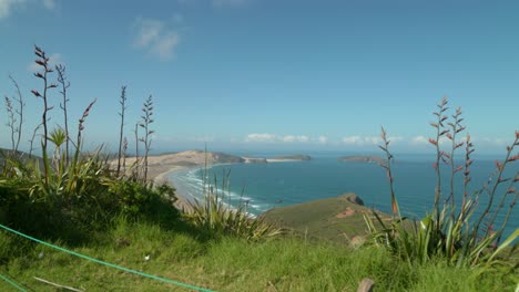 Ein-Auf-Einem-Gimbal-Aufgenommenes-Video-Mit-Einer-Wunderschönen-Aussicht-Auf-Die-Küste