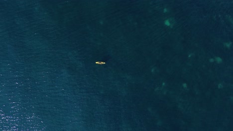 Vista-Aérea-De-La-Pesca-En-Kayak-En-El-Paisaje-Marino,-Vista-De-Drones-De-Pesca-Con-Curricán