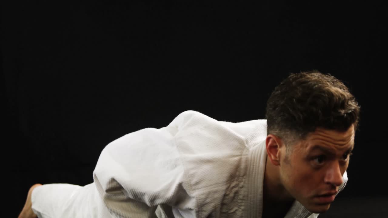 푸시업 을 하는 카라테 남자