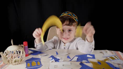 ramadán, niño jugando al ornamento de la media luna y la estrella