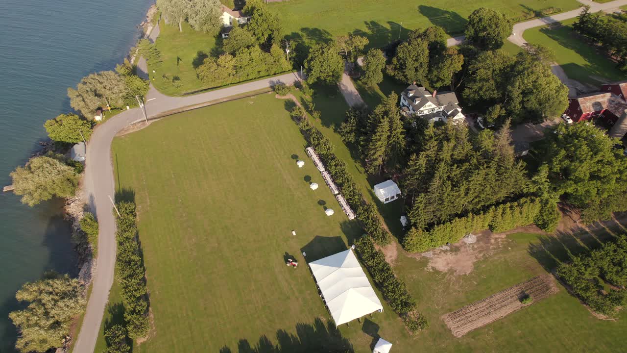 온타리오 호수 연안에 있는 25에이커의 복아와 사탕수수 과수원.