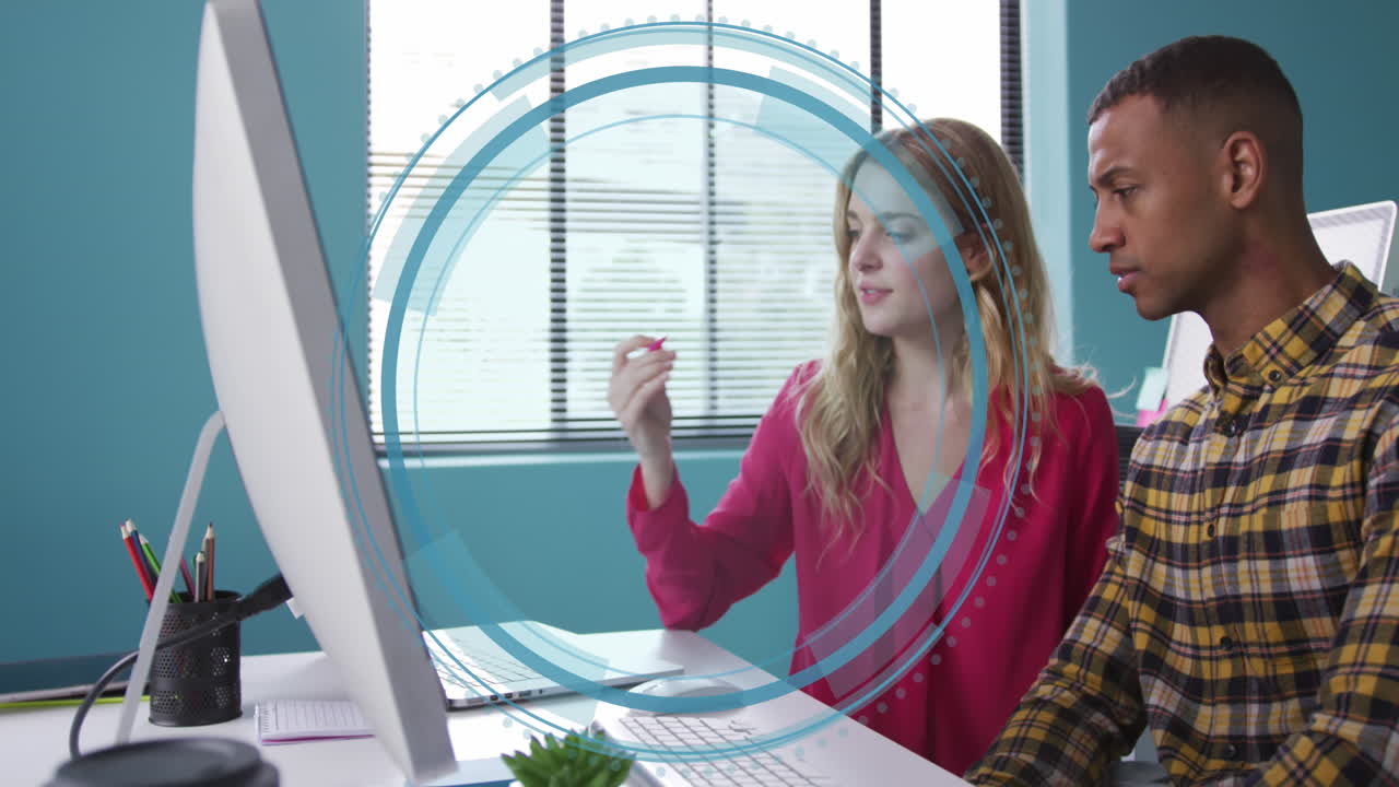 анимация объема с обработкой данных над различными деловыми людьми в офисе