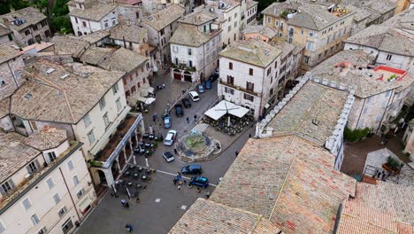 Berühmter-Platz-Mit-Drei-Löwenbrunnen-Auf-Der-Piazza-Del-Comune-In-Assisi,-Umbrien,-Italien