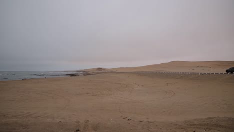 La-Carretera-Nacional-De-Swakopmund-A-Walvisbay-Junto-Al-Desierto-Y-Al-Océano-En-Un-Día-Nublado