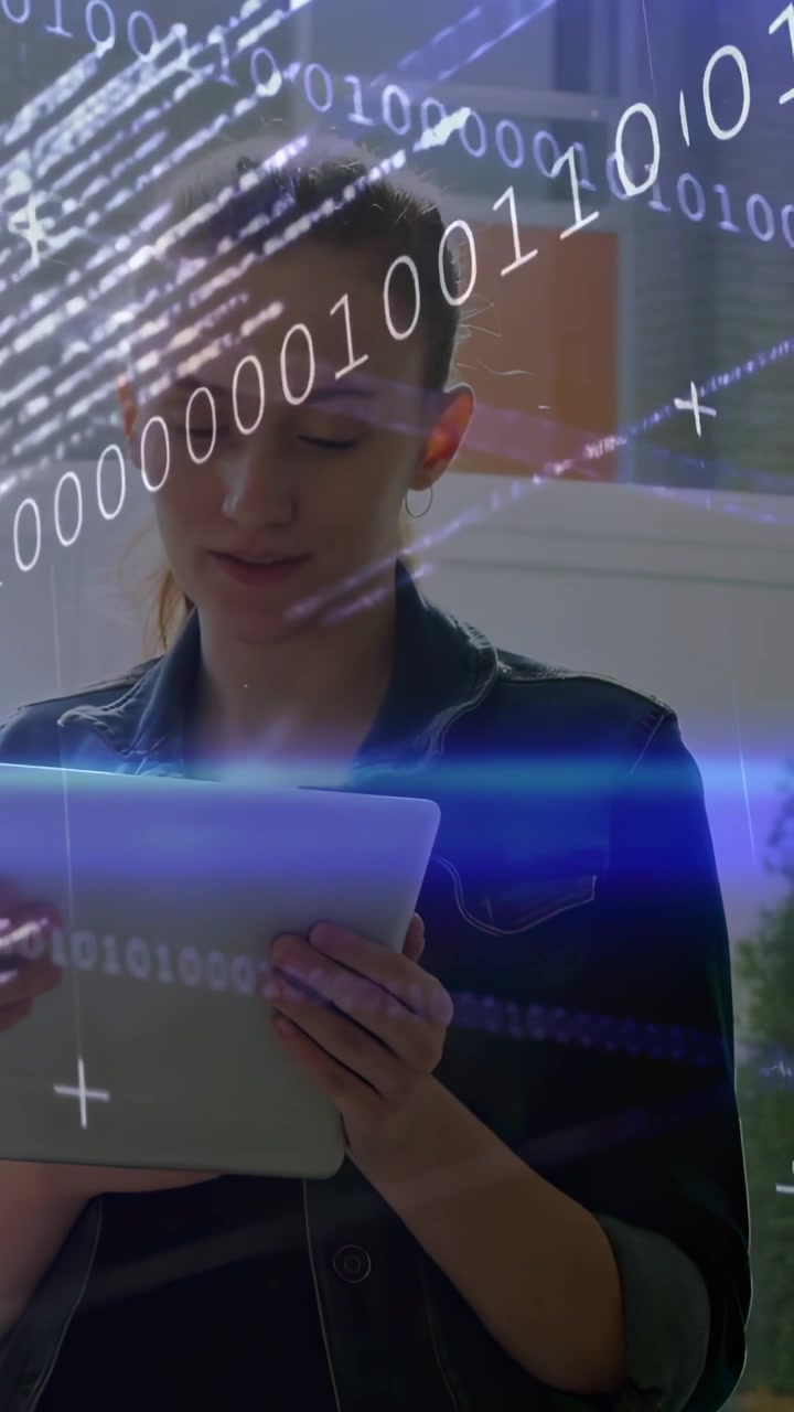 Video verticale: Donna che legge un tablet, generando bande binarie tecnologiche che si espandono sullo schermo per una dimostrazione.