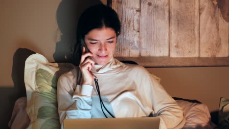 Mujer-Joven-Riéndose-Del-Teléfono-Móvil-En-Casa