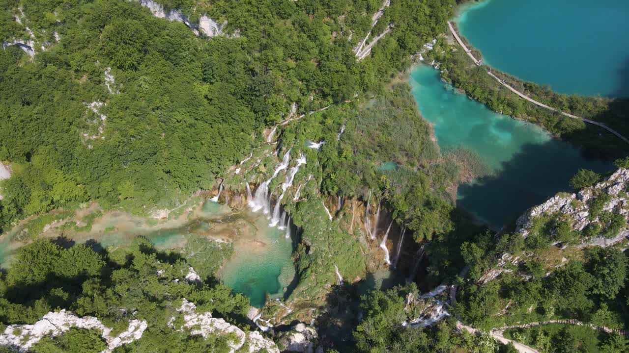 vista superior del hermoso parque nacional de los lagos de plitvice con muchas plantas verdes y hermosos lagos y cascadas
