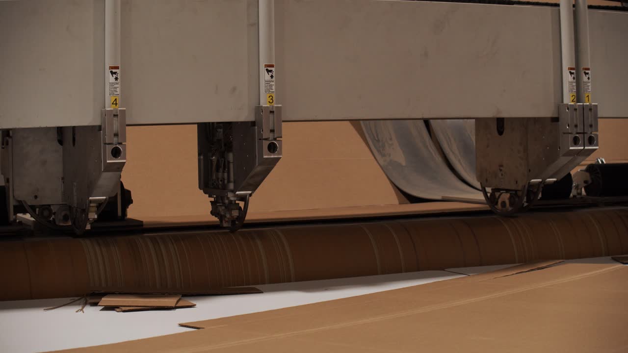 Industrimaskine til produktion af papkasser til emballage.