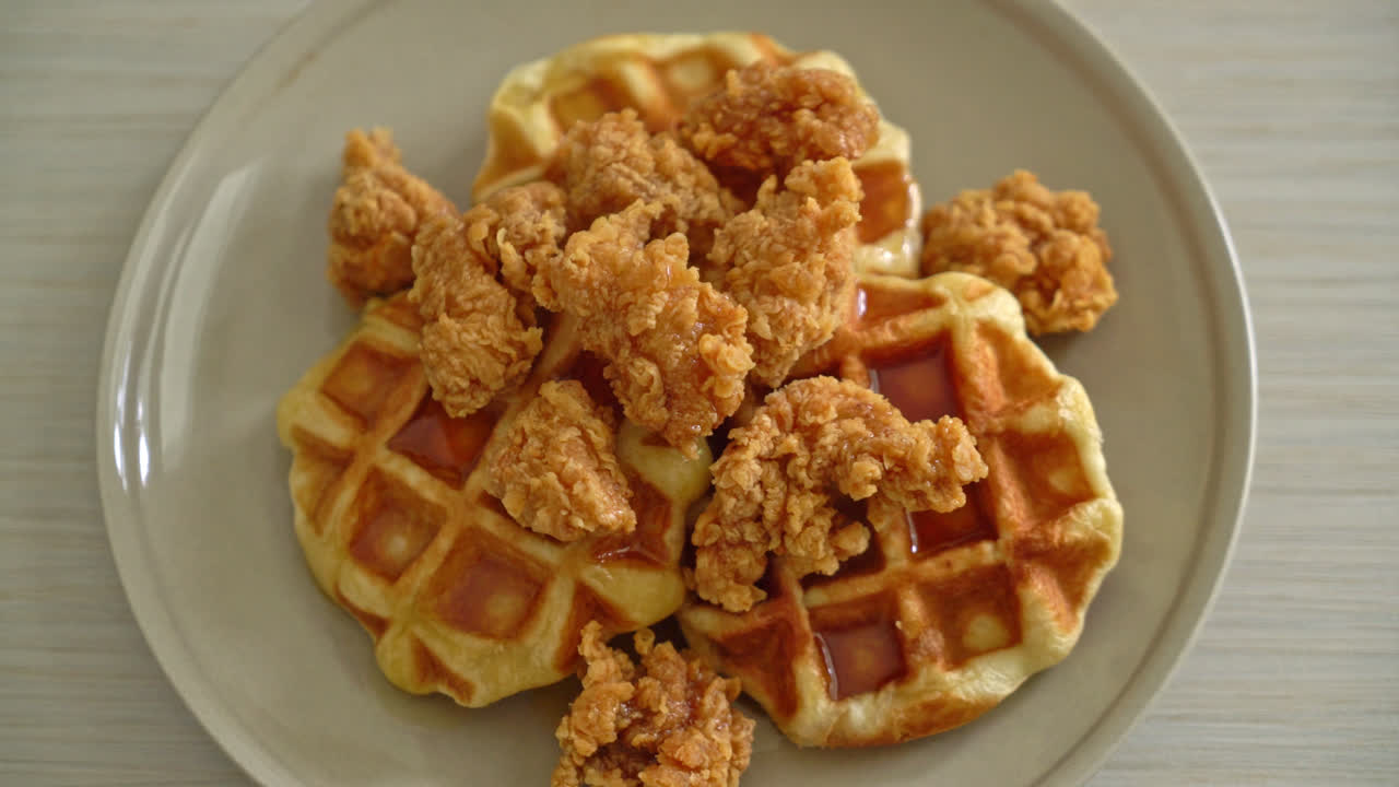 꿀 또는 메이플 시럽을 곁들인 수제 프라이드 치킨 와플