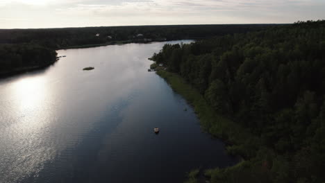 Naturaleza-Tranquila,-Archipiélago-Sueco,-Barco-En-Una-Bahía-E-Isla-Tranquilas,-Drone