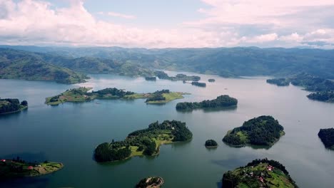 Luftaufnahme-Von-Kleinen-Inseln-über-Dem-Bunyonyi-See-Im-Südwesten-Ugandas