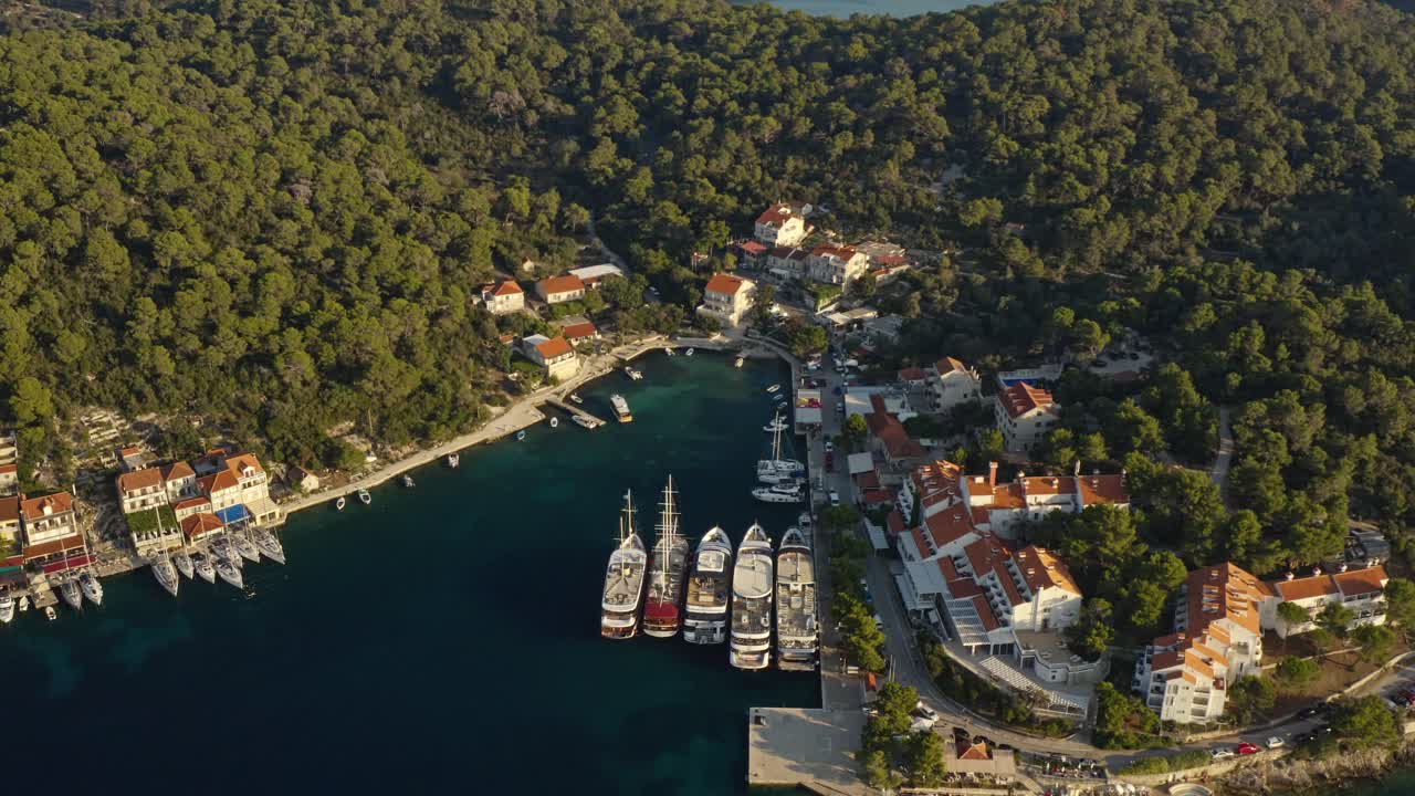 Vesnice Pomena na ostrově Mljet v Chorvatsku – letecký záběr dronem