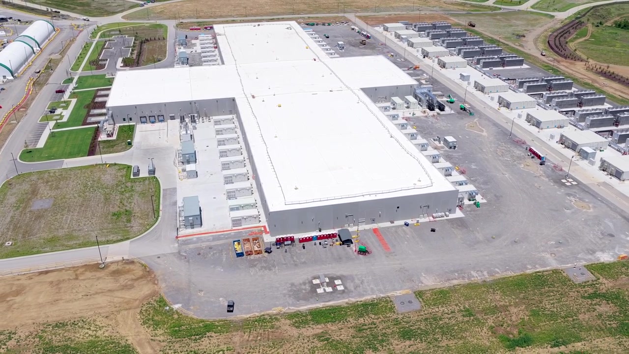 Un data center all'avanguardia a Gallatin, Tennessee. Visibili tetto bianco, architettura industriale moderna e layout ad alta sicurezza - parallasse aerea.