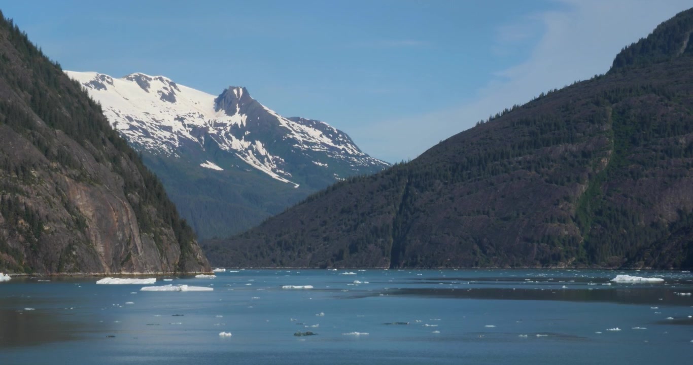 Fiordo di Endicott Arm in una splendida giornata estiva di sole, Alaska