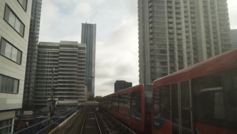 vista del ferrocarril ligero de los muelles de londres