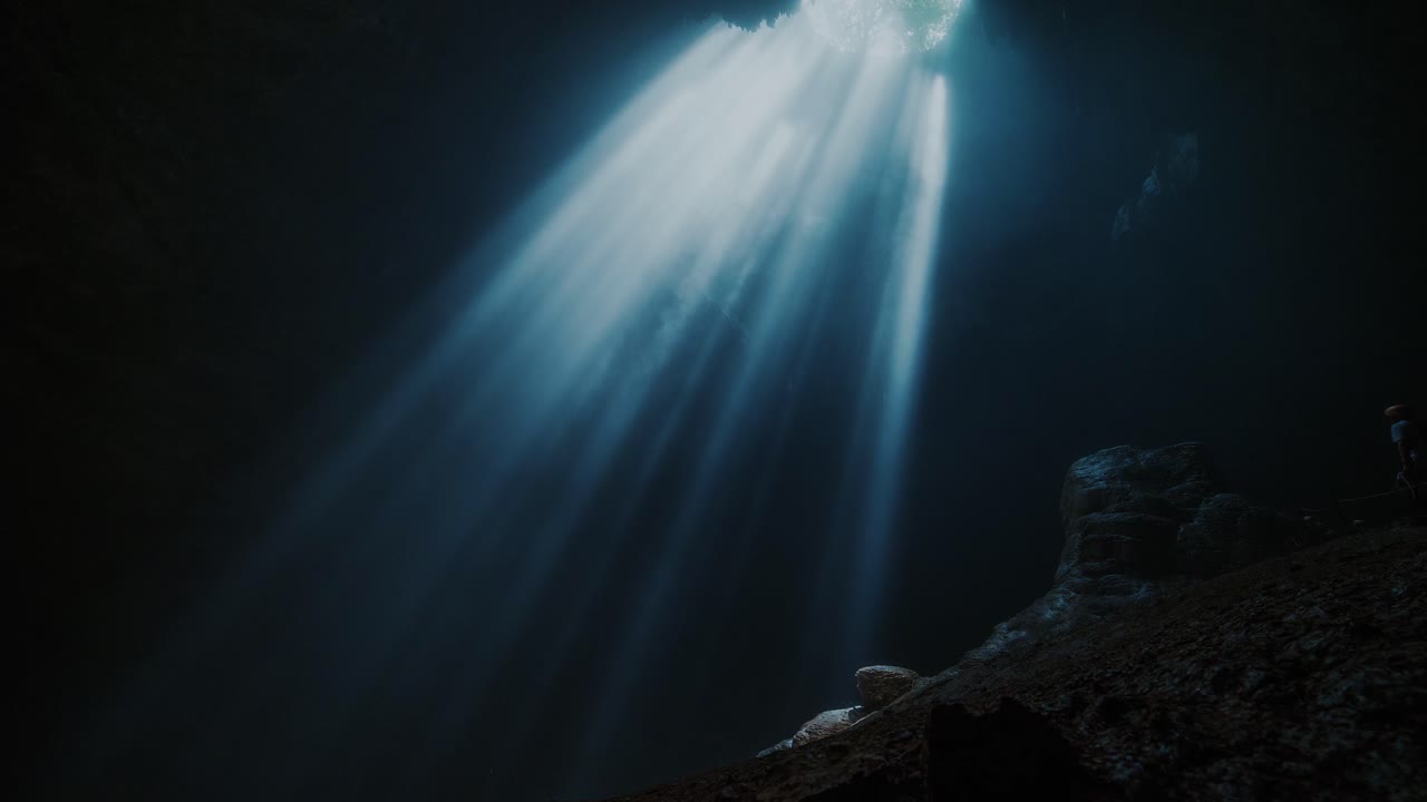 Timelapse dans une grotte en IndonésieTimelapse in a cave in Indonesia