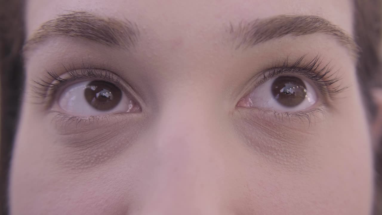 젊은 여자 눈의 근접 촬영 얼굴