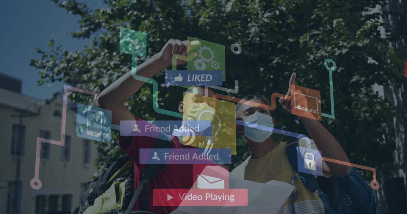 Animation eines Netzwerks von Medien-Symbolen über zwei männlichen Freunden mit Gesichtsmasken, die auf der Straße eine Karte lesen