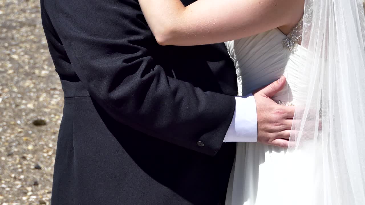 신부 - 결혼식 꽃과 신랑의 샷