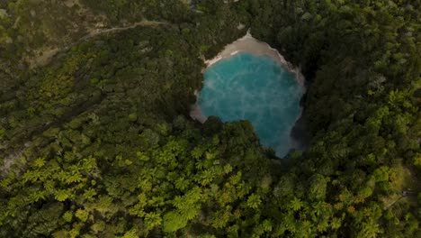 espectacular vista aérea hacia abajo revela el lago del cráter del infierno, el vapor de aguas termales turquesa