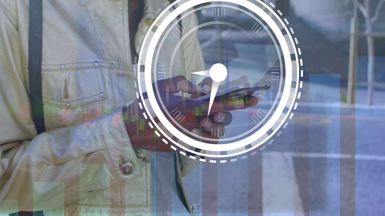 animación de reloj en movimiento y procesamiento de datos sobre una mujer afroamericana usando un teléfono inteligente