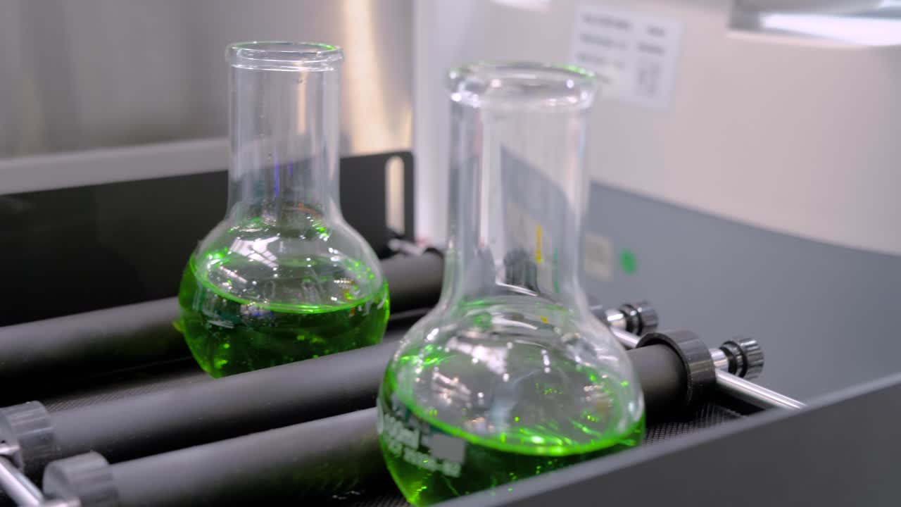 agitador orbital para mezclar, agitar y mezclar muestras biológicas en frascos de vidrio