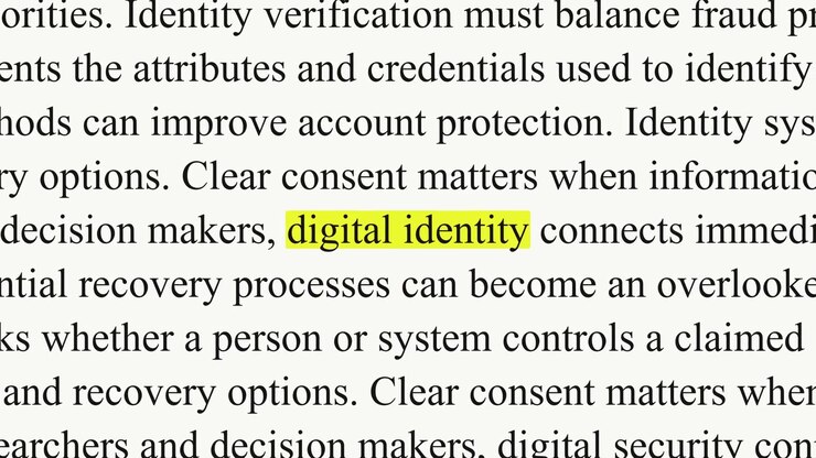 Uttrykket digital identitet er uthevet i gult mens svarte avsnitt med seriffskrift endres, med tekst om legitimasjon, kontoer og pålogging på en hvit bakgrunn