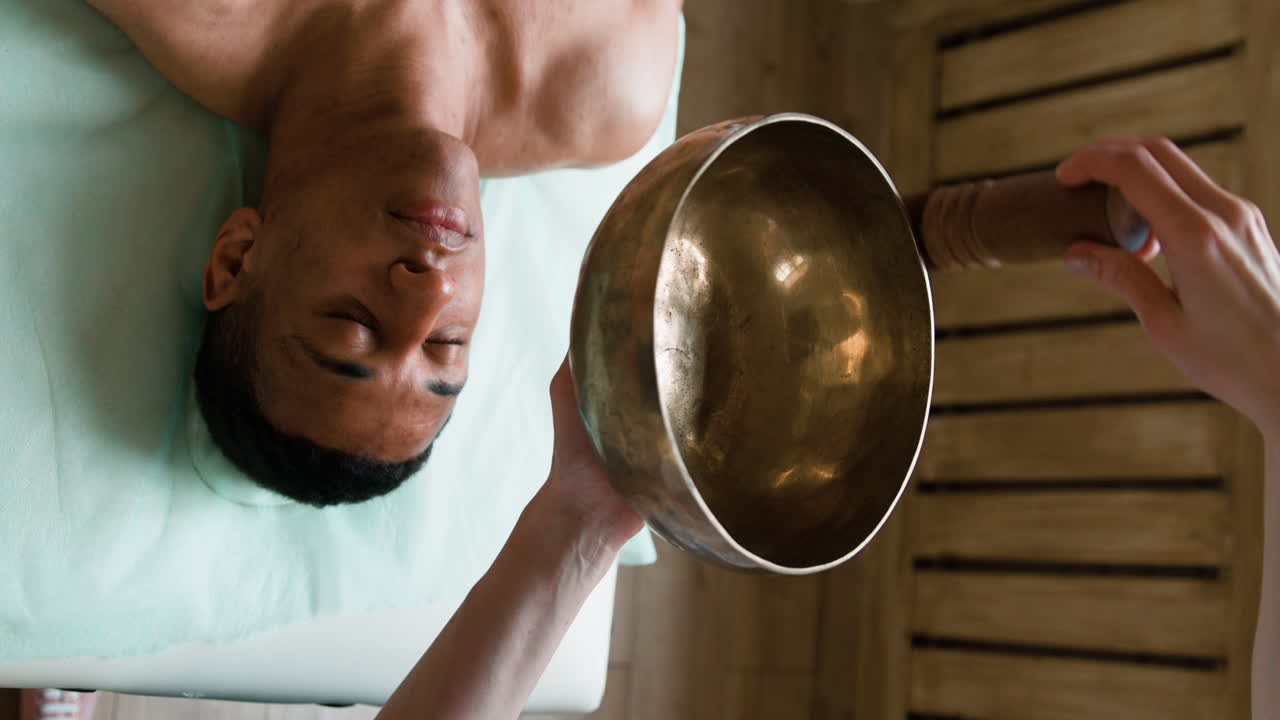 배 에 앉아 휴식을 취 하는 남자