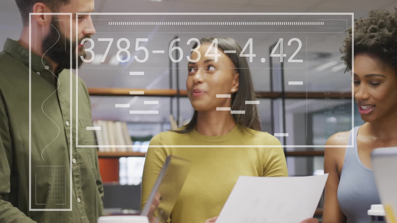 animación del procesamiento de datos sobre diversas personas de negocios en la oficina