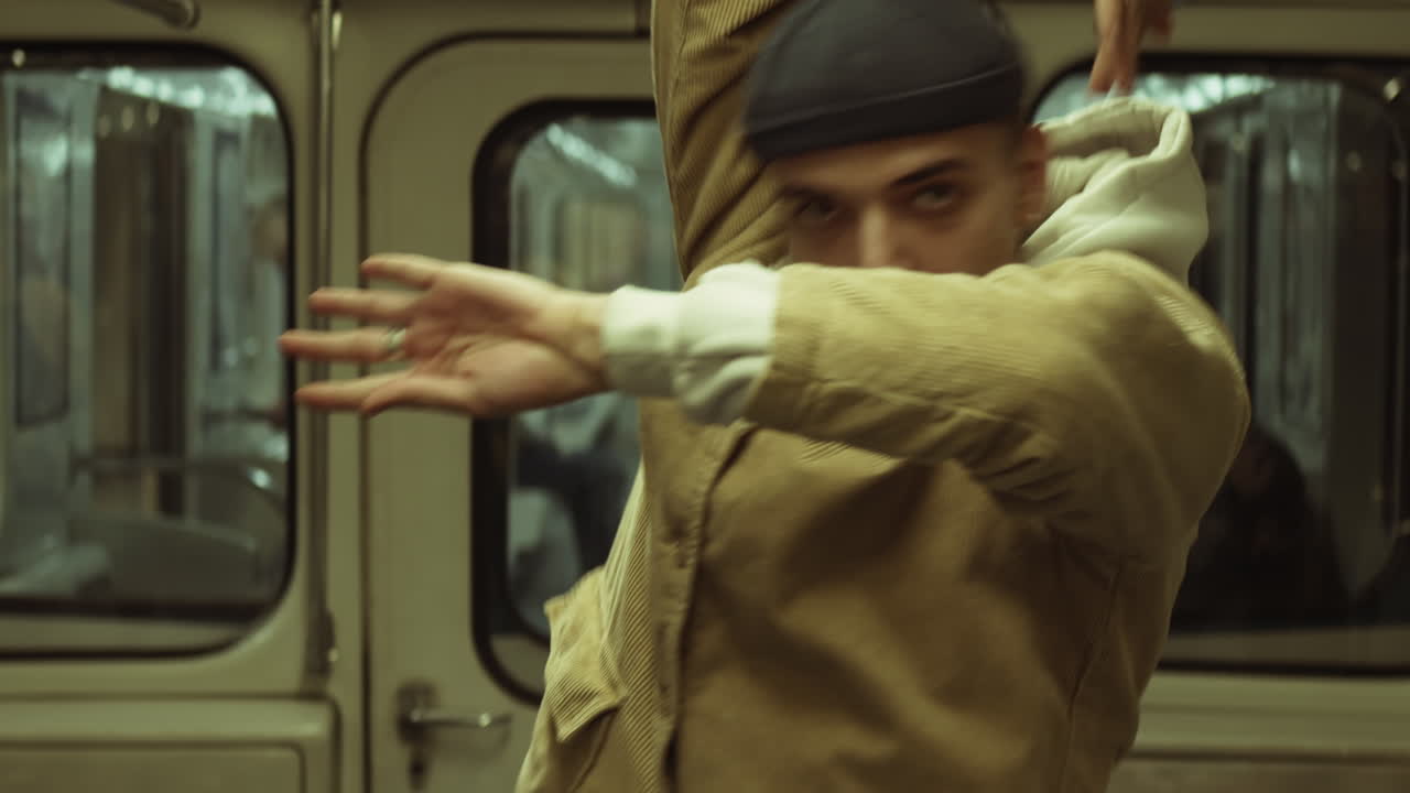 지하철 열차에서 춤을 추는 재능있는 남성 댄서