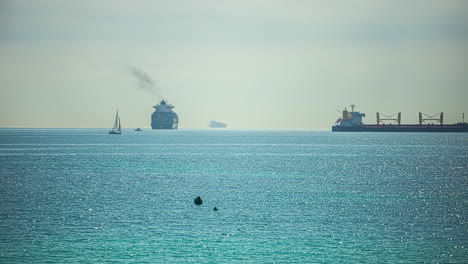 Schiffe,-Segelboote,-Frachtschiffe-Und-Fähren-Im-Hafen-Von-Gibraltar,-Spanien---Zeitraffer