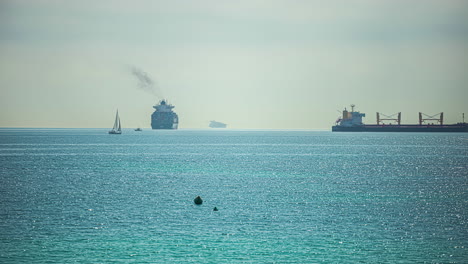 barcos, veleros, buques de carga y transbordadores en el puerto de gibraltar, españa - lapso de tiempo