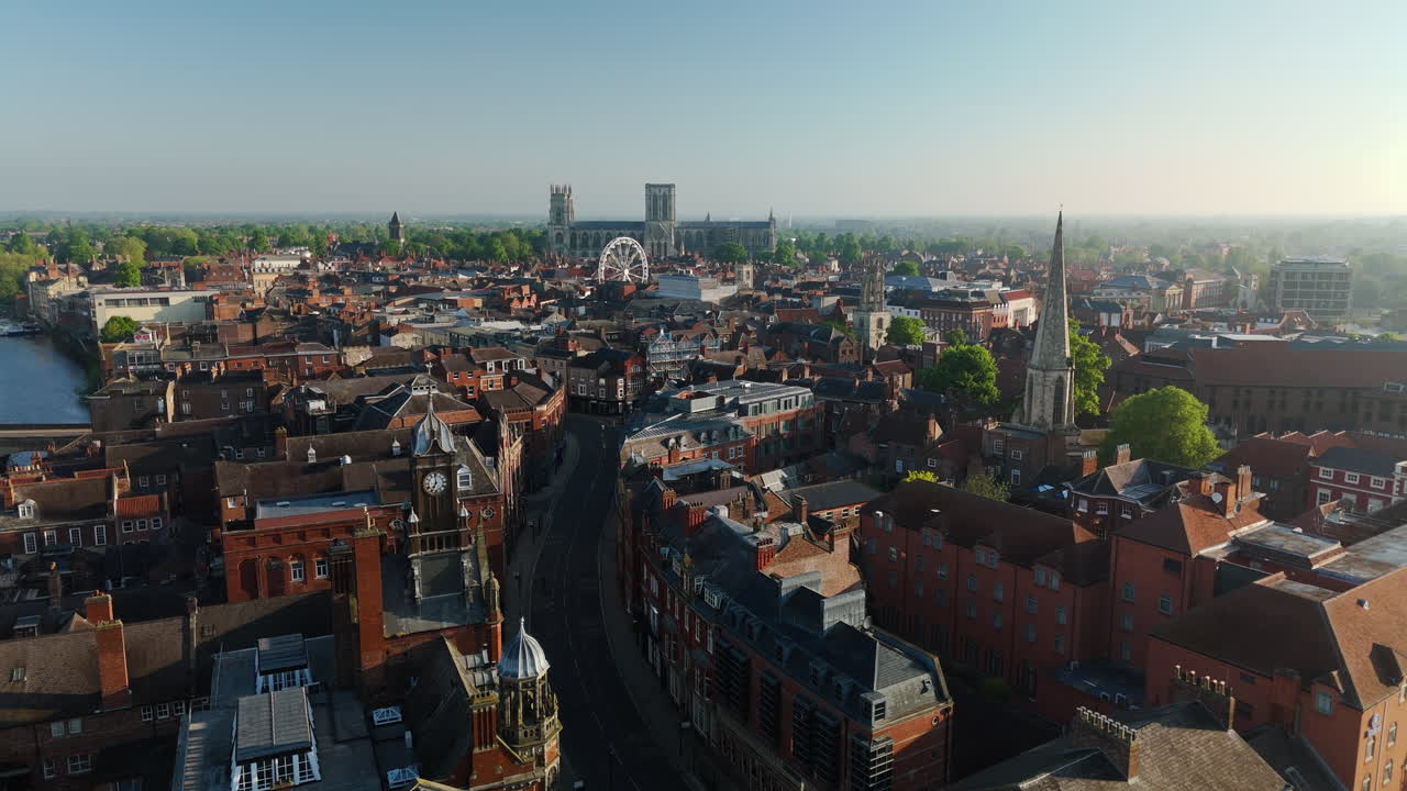 요크 시의 공중 드론 이 아침에 시계 타워를 지나 영국에서 내려오고 있습니다.