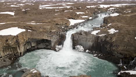 Gran-Cascada-Aldeyjarfoss-En-El-Norte-De-Islandia