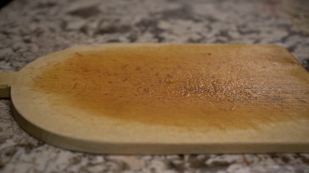 tabla de cortar usada húmeda de un uso anterior