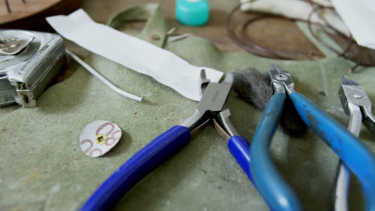 varias herramientas en la mesa de madera 4k