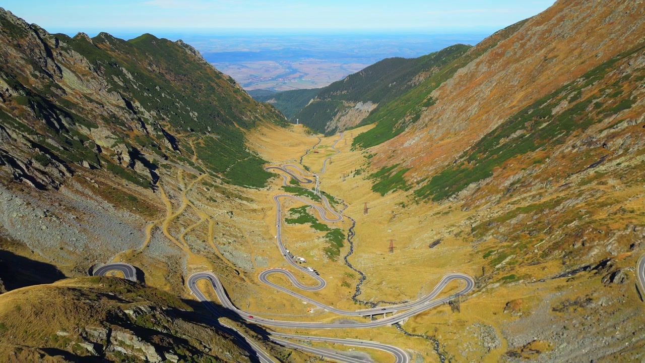Berømte Transfagarasan-vej snoende gennem bjerge og dale i Rumænien 4K 60FPS