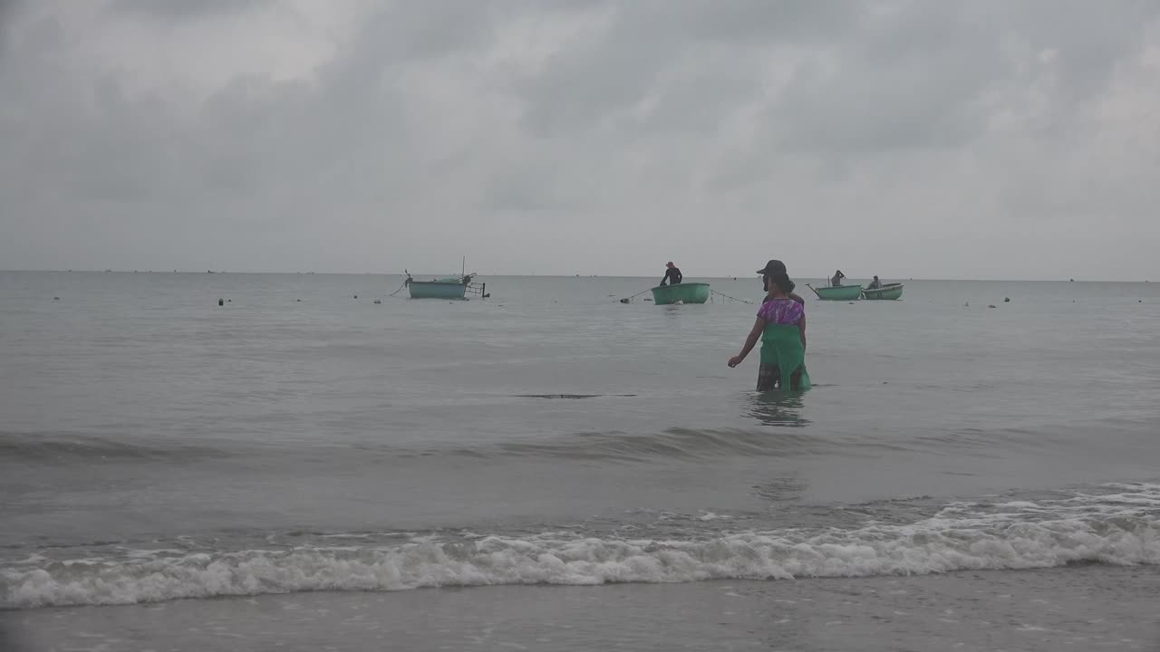 근해 어류 또는 근해 어류라고도 불리는 연안 어류는 해안선과 대륙붕 가장자리 사이의 바다에 서식합니다.