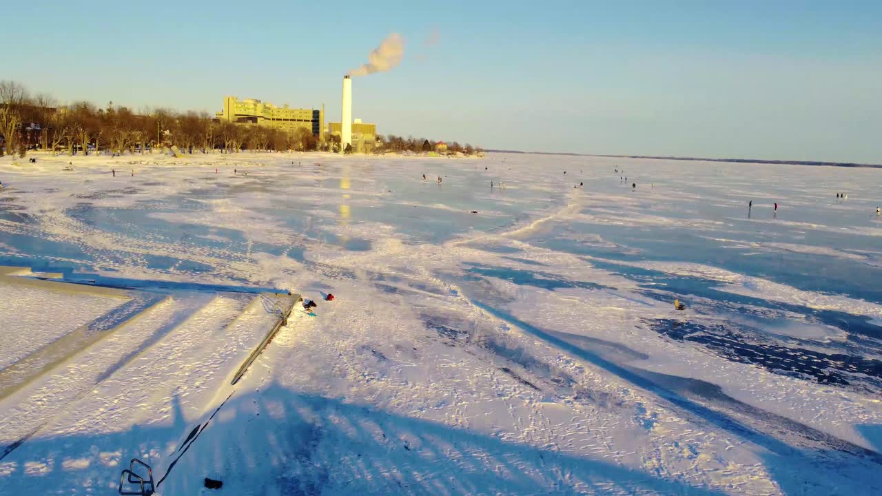 молодые женщины наслаждаются зимним закатом на пешеходном мосту