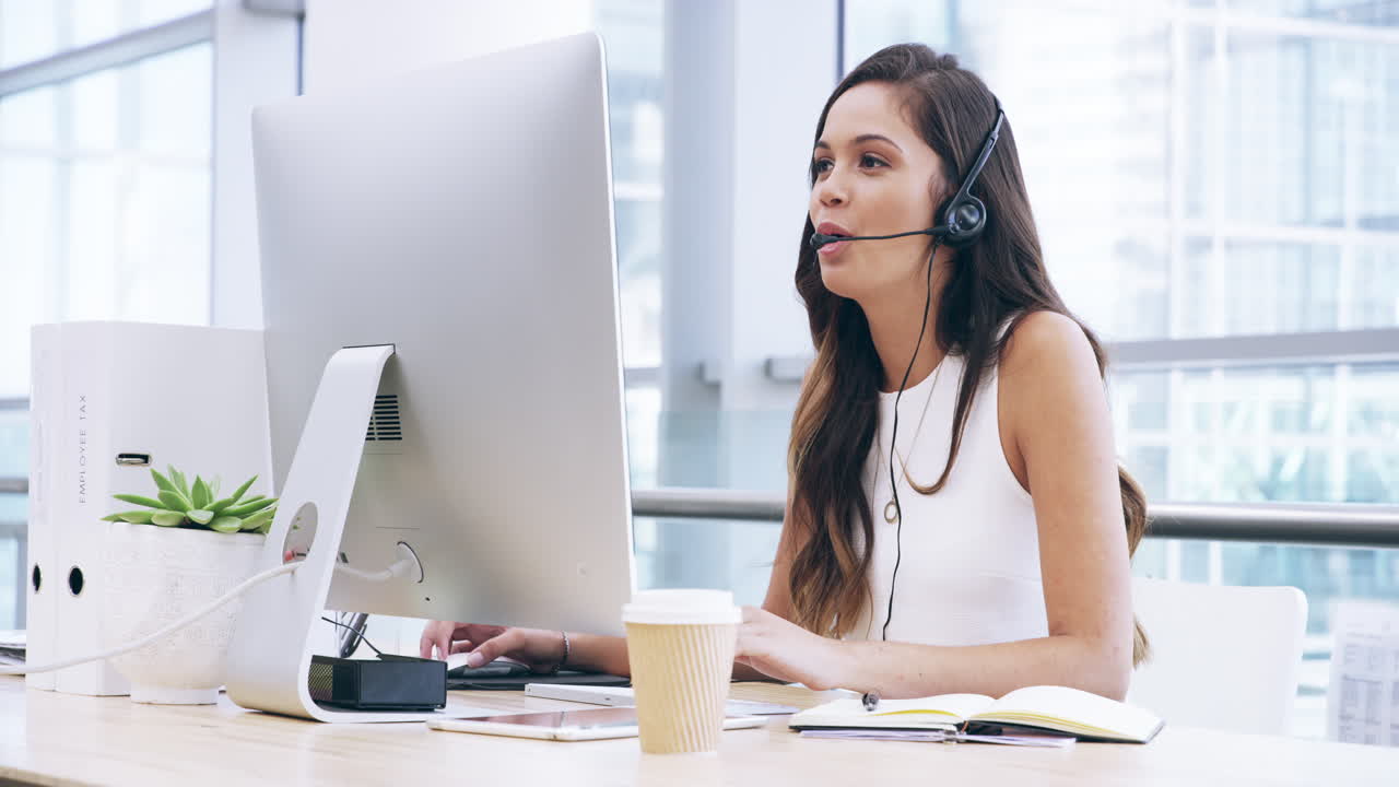 un joven agente de un centro de llamadas que trabaja en una oficina